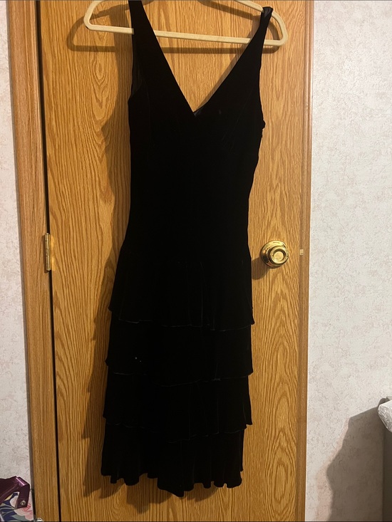 Laundry By Shelli Segal Dresses & Skirts - Laundry By Shelli Segal Black Tiered V-Neck Midi Dress